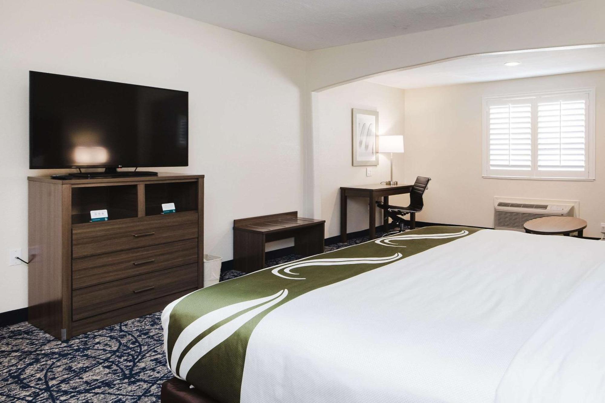 Quality Suites Houston Hobby Airport Экстерьер фото