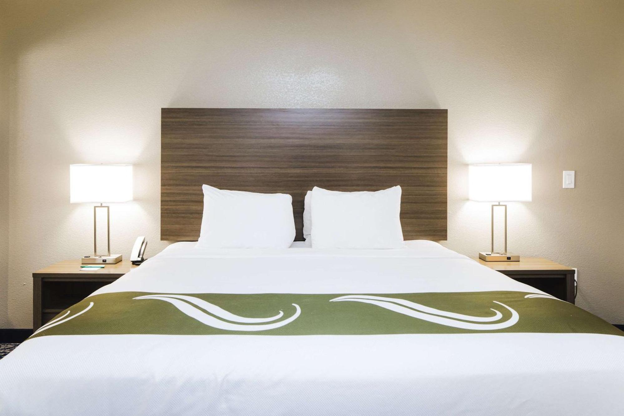 Quality Suites Houston Hobby Airport Экстерьер фото