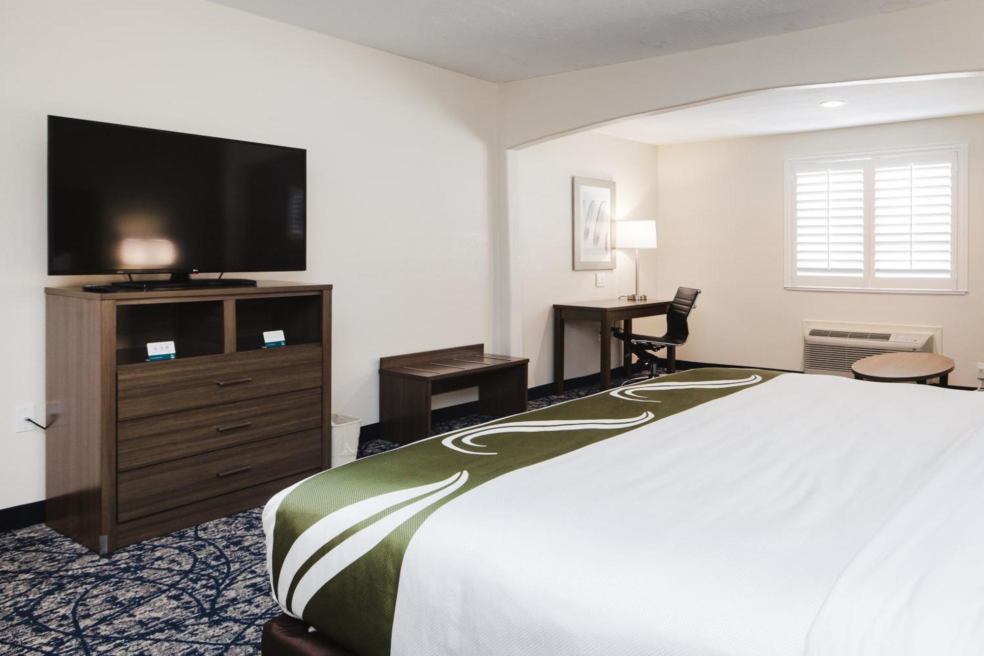 Quality Suites Houston Hobby Airport Экстерьер фото